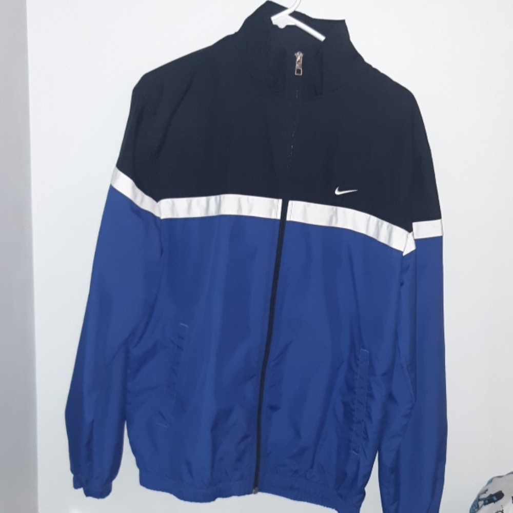 Nice windbreaker nike zip up jacket.